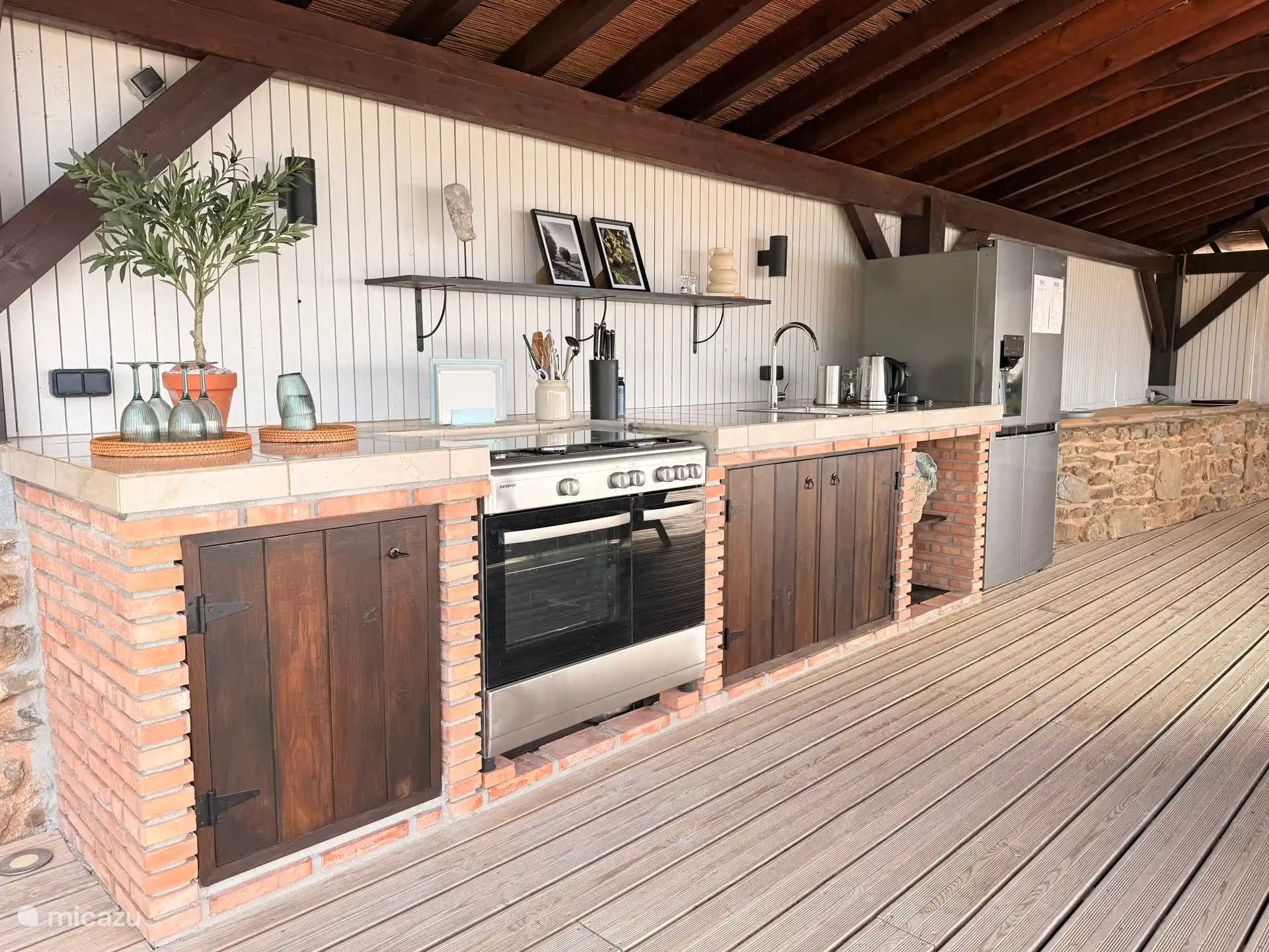 Gemeinsame Außenküche unter der Veranda 