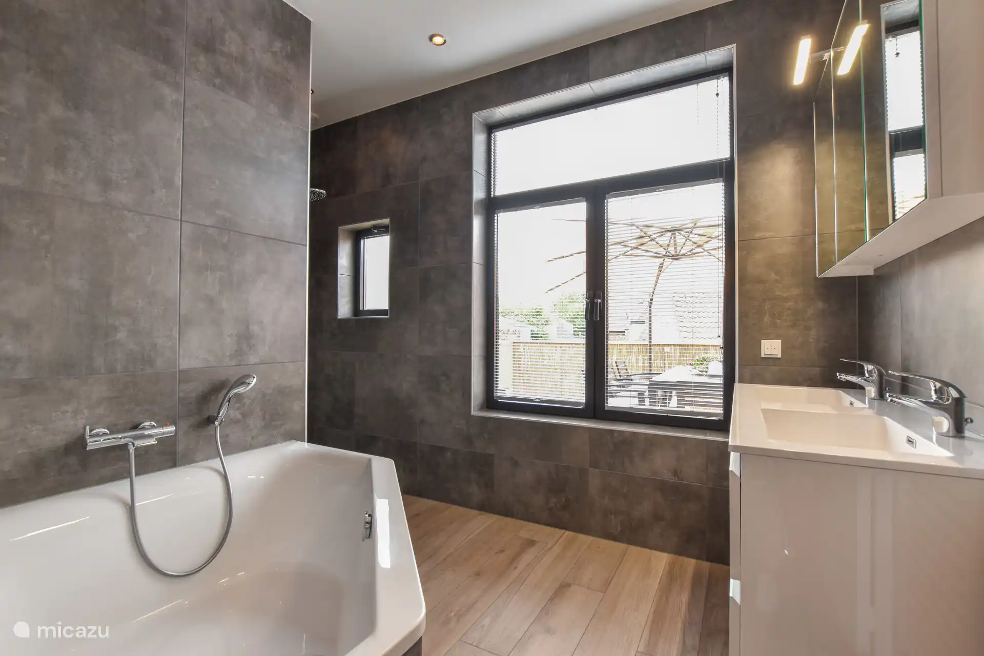 Luxe badkamer met bad