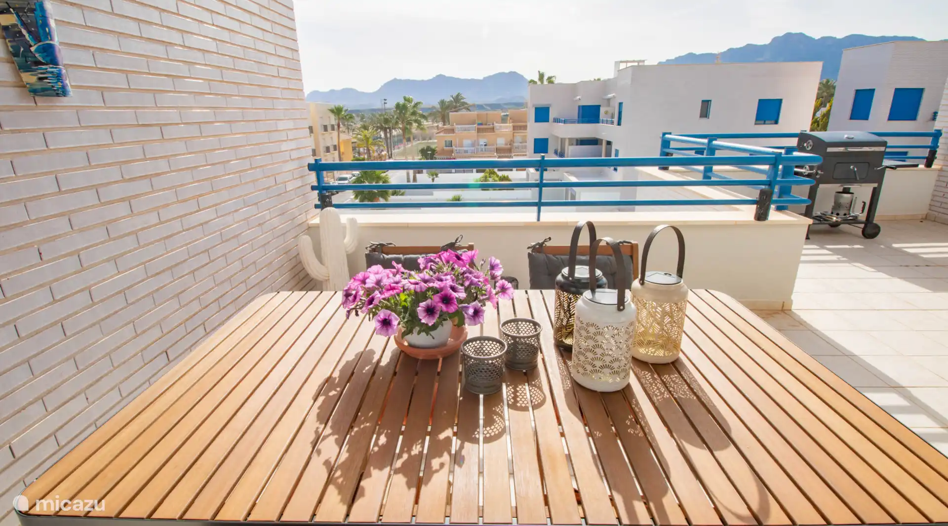 Eettafel met 4 stoelen op het ruime balkon