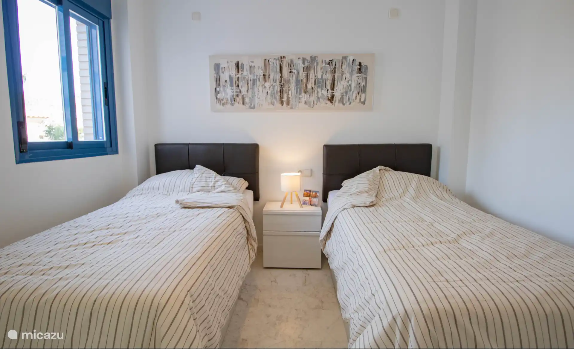 Grote slaapkamer met twee eenpersoonsbedden, goede matrassen en een vaste kast