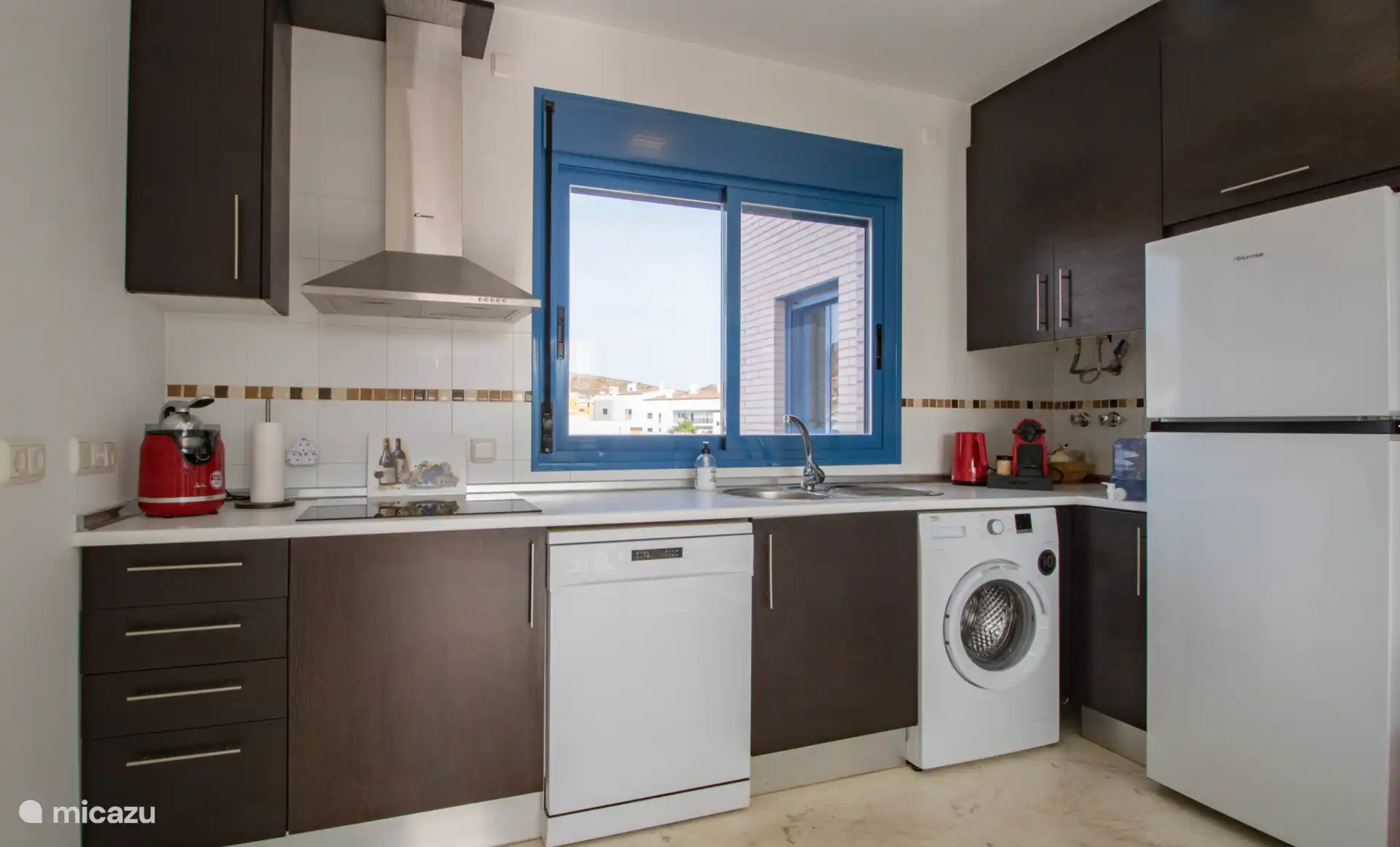 Fijne lichte open keuken met groet koelkast, vaatwassen en wasmachine