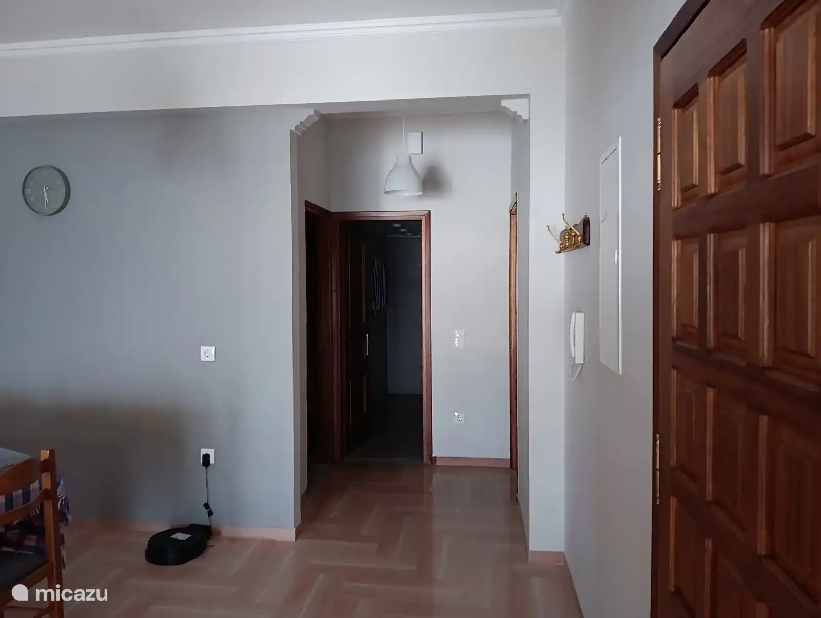 Huiskamer met voordeur