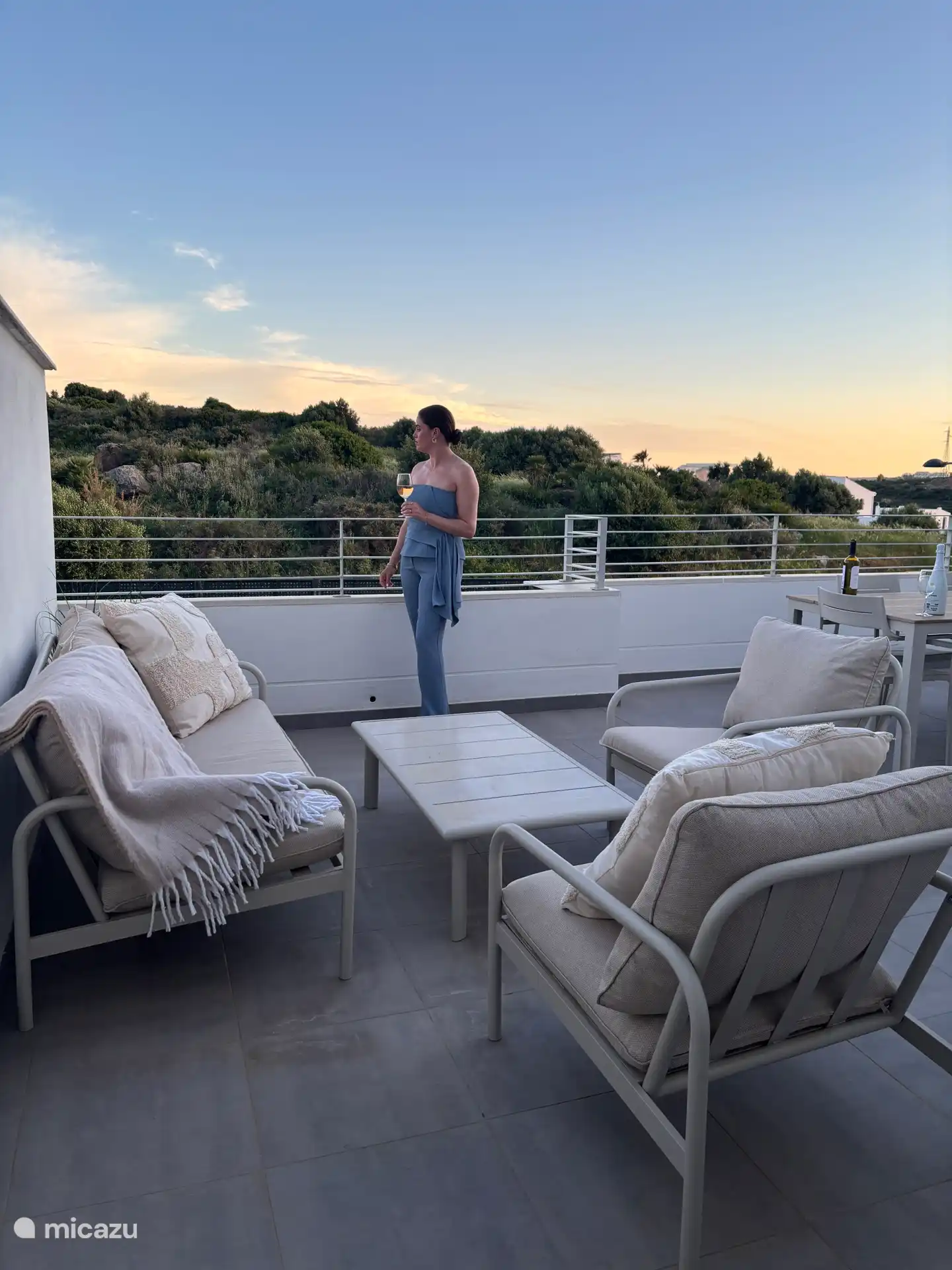 Schöne Lounge auf dem Balkon
