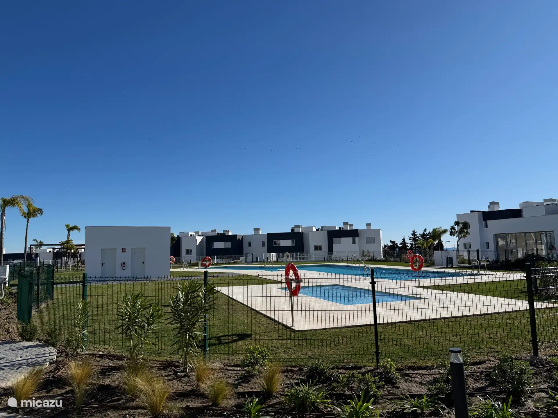 Das Schwimmbecken ist eingezäunt