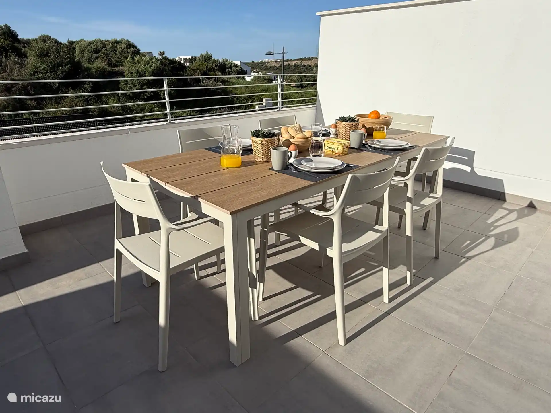Gartenmöbel auf dem Balkon
