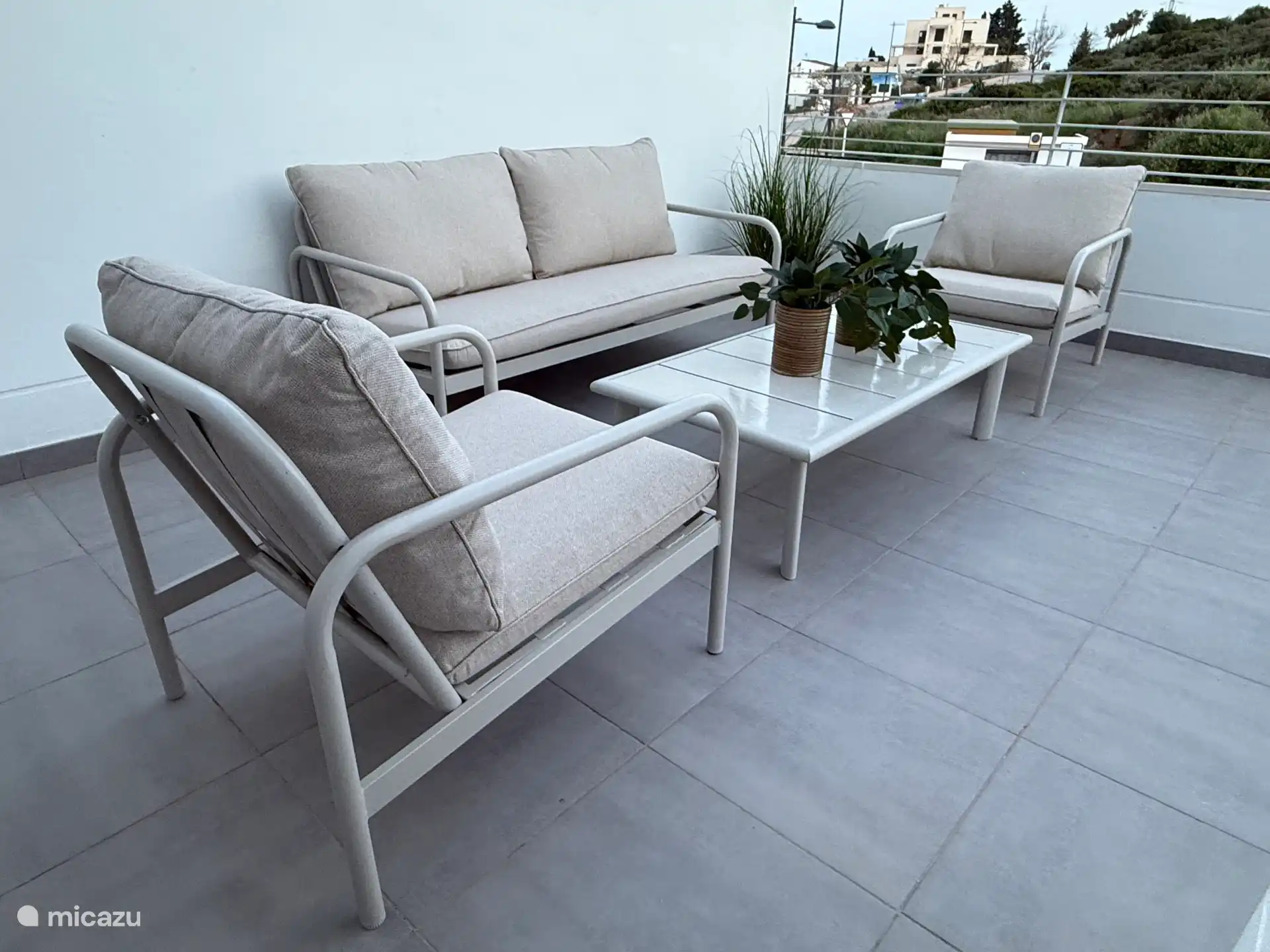 Lounge-Set auf Balkon-2