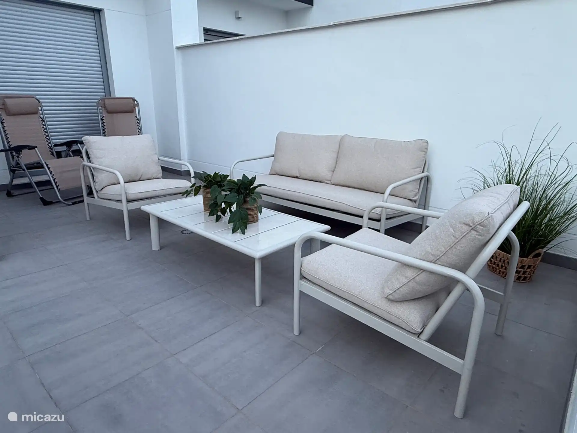 Lounge-Set auf dem Balkon -1