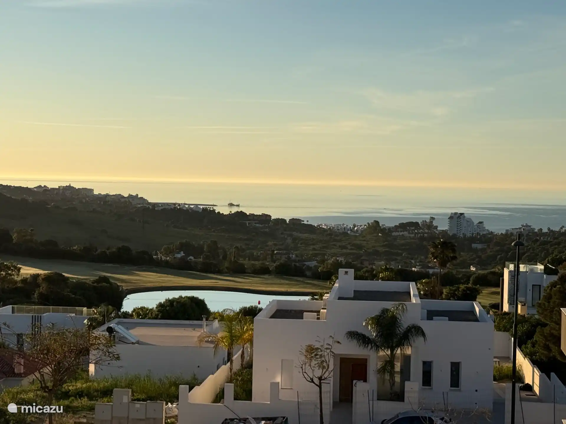 Wunderschöner Blick auf den Innenhof, Garten zum Meer und Estepona