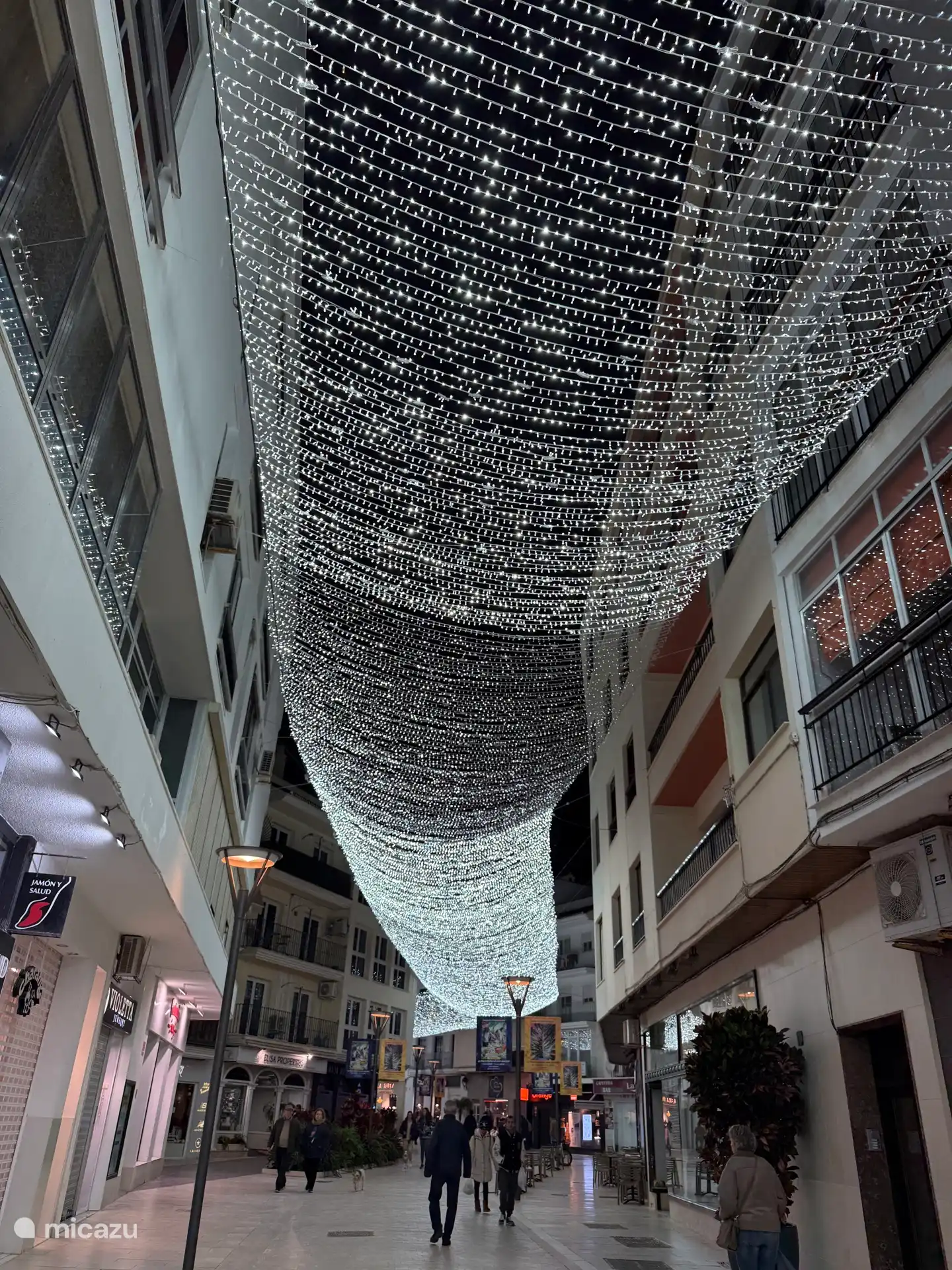 Lichthimmel über dem Einkaufsboulevard Weihnachtszentrum Estepona