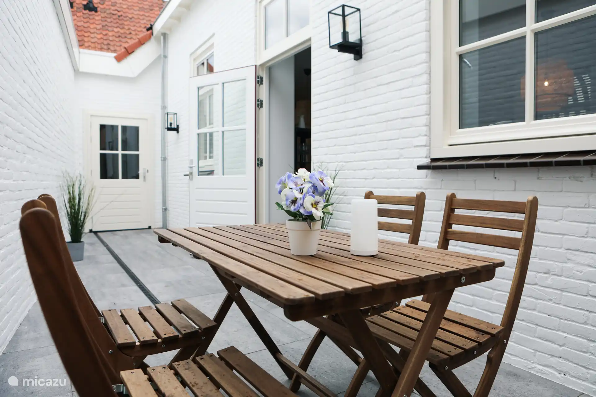 Garten mit Tisch und Stühlen