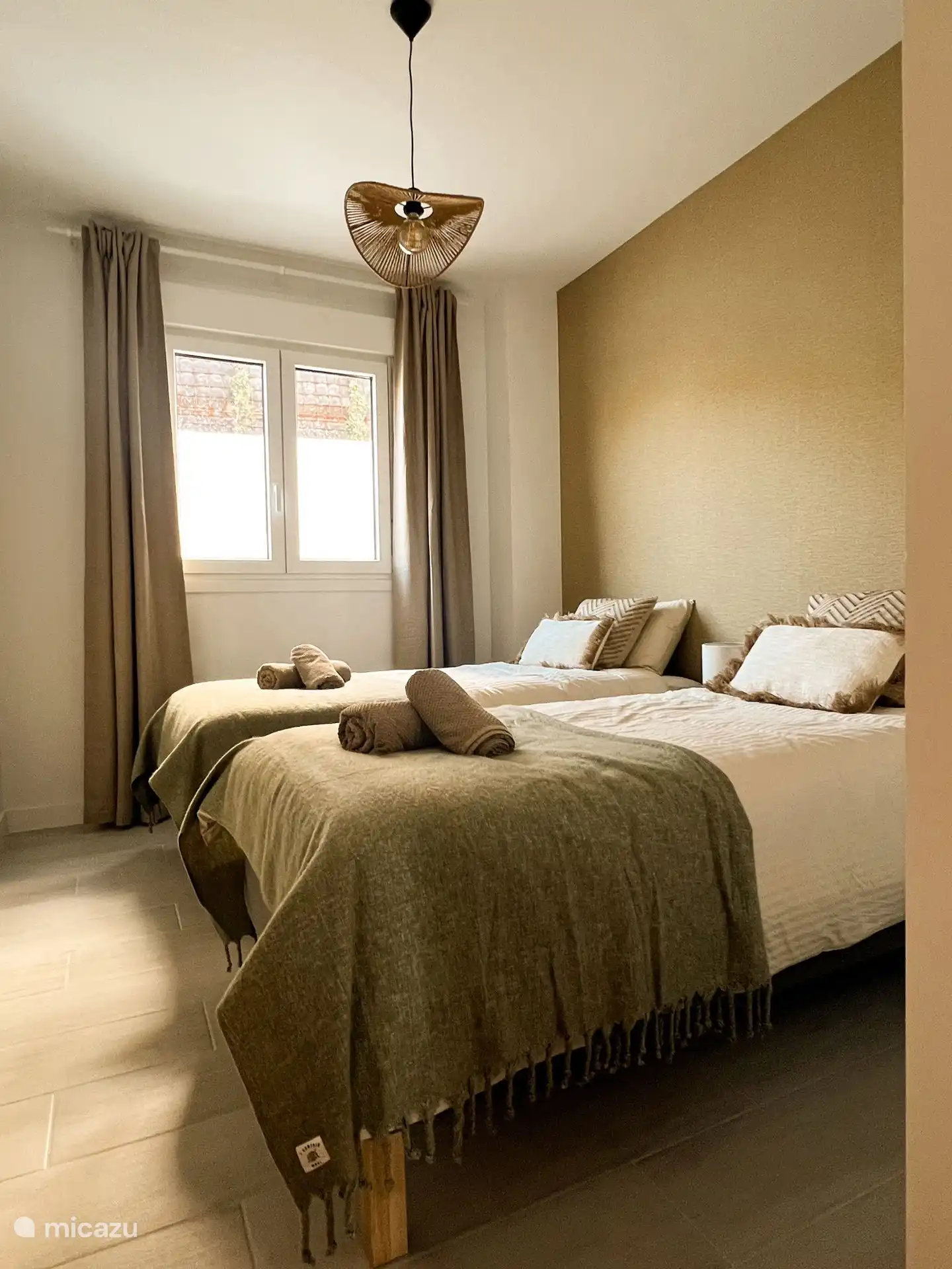Schlafzimmer 1