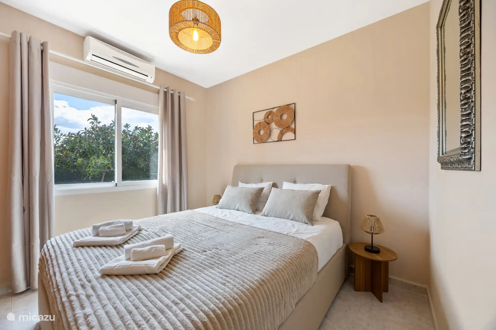 Schlafzimmer 2 mit einem Doppelbett 160x200