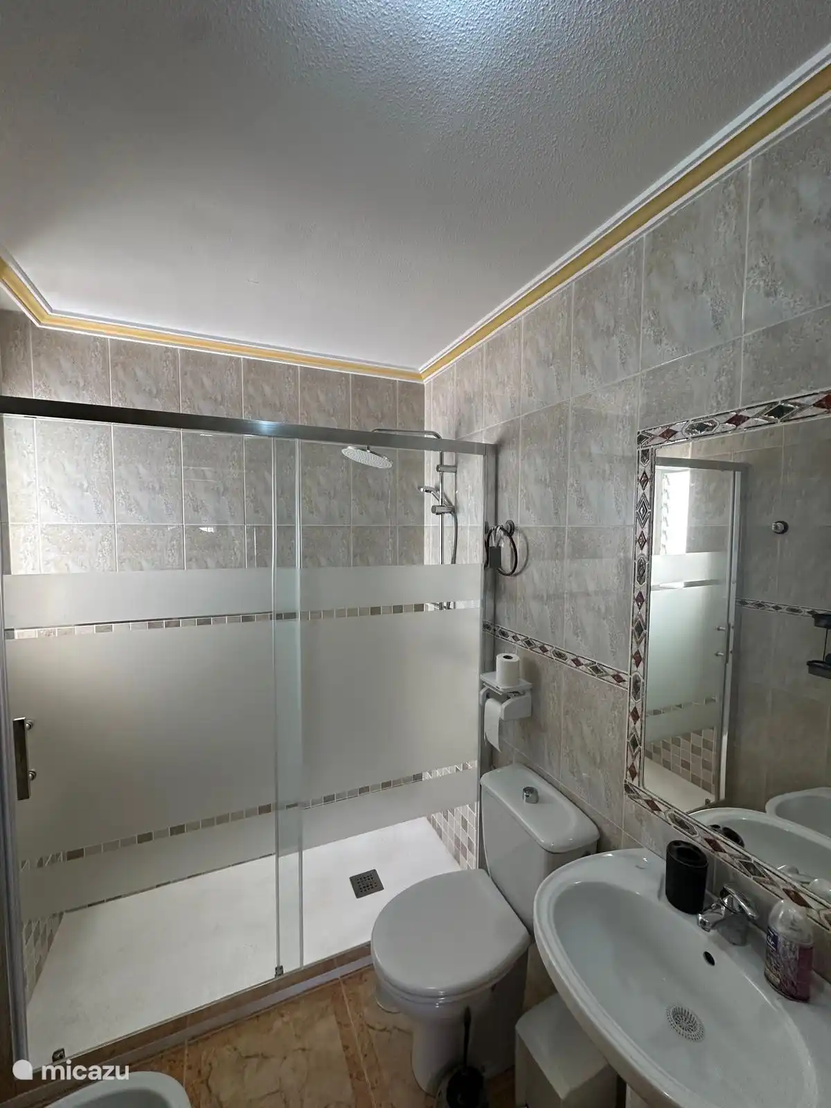 Badezimmer mit begehbarer Dusche