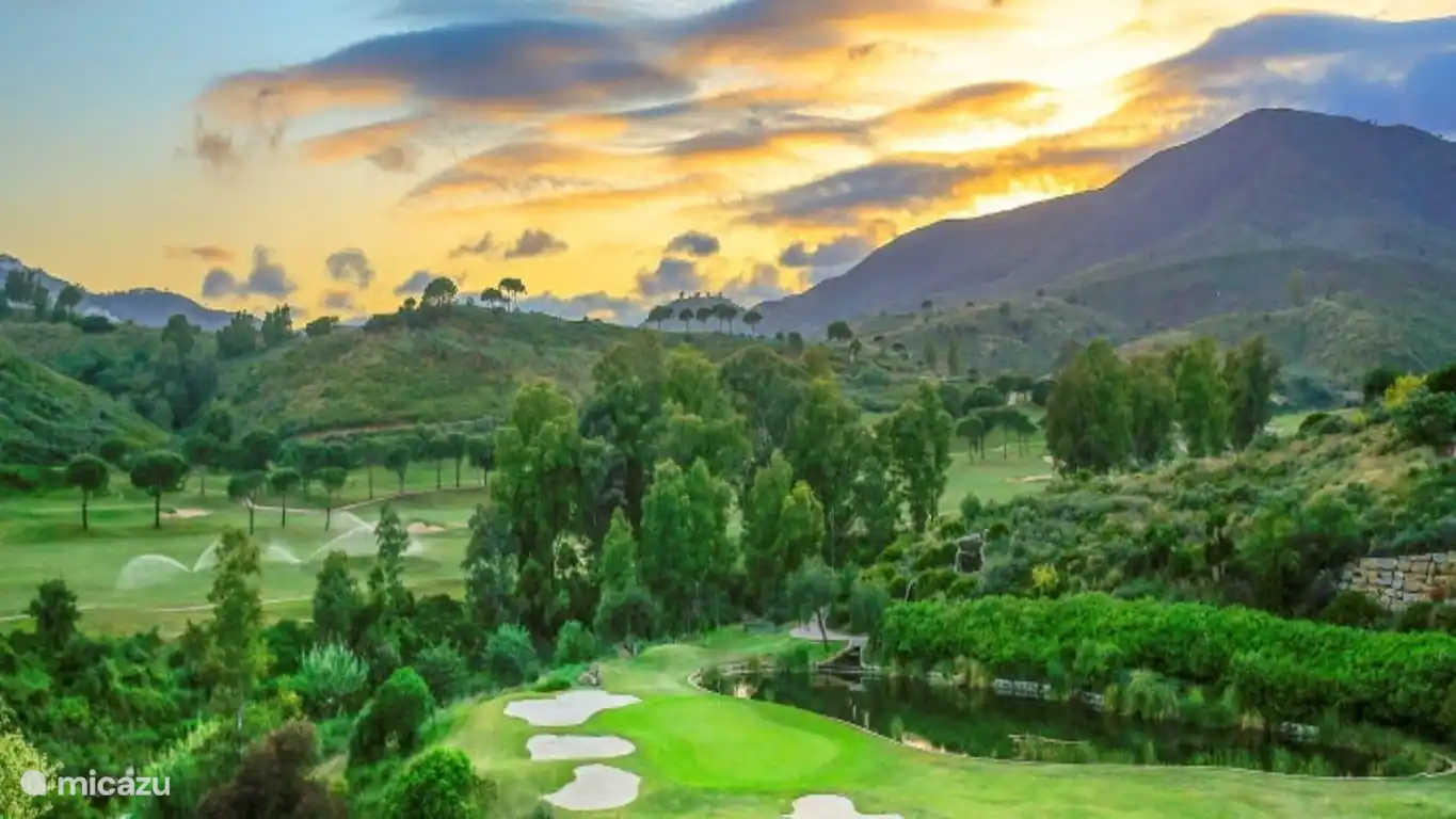 Prachtige golfbaan omringd door natuur en bergen in het exclusieve La Cala Golf Resort.