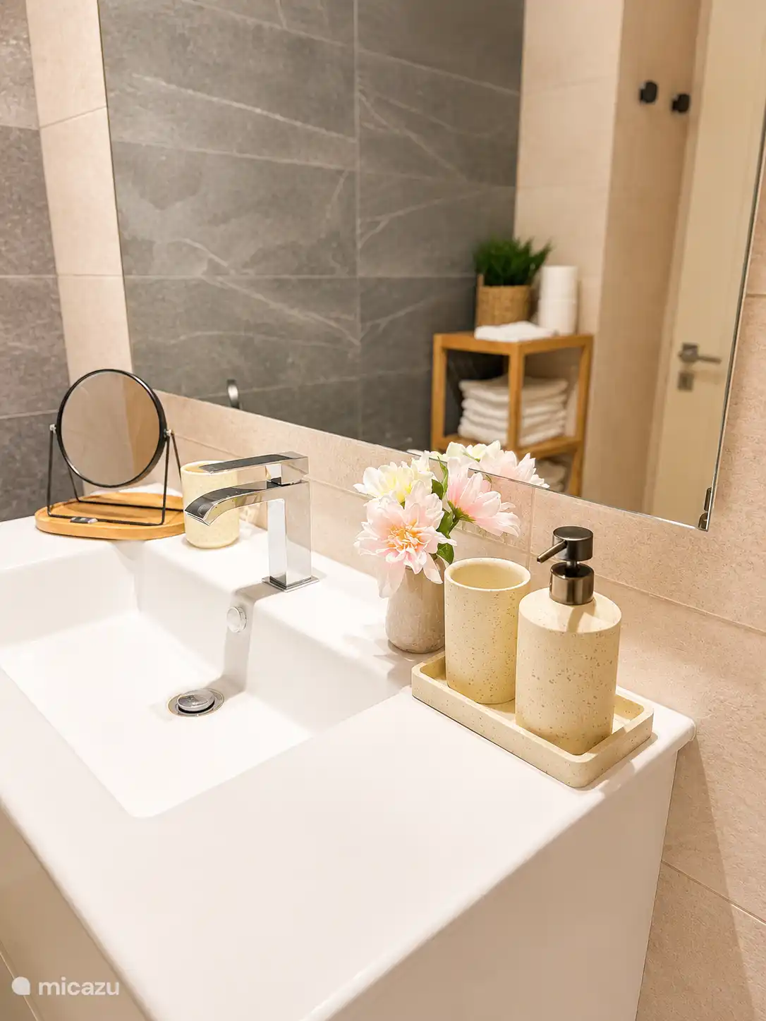Moderne ensuite badkamer met luxe inloopdouche en stijlvolle afwerking.