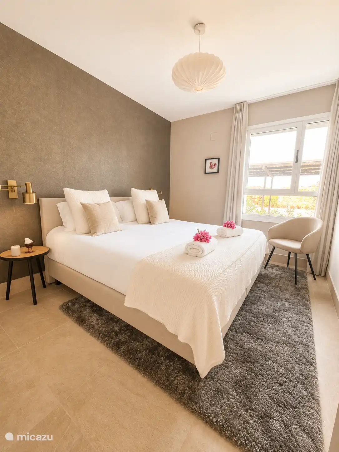 slaapkamer met comfortabel tweepersoonsbed.