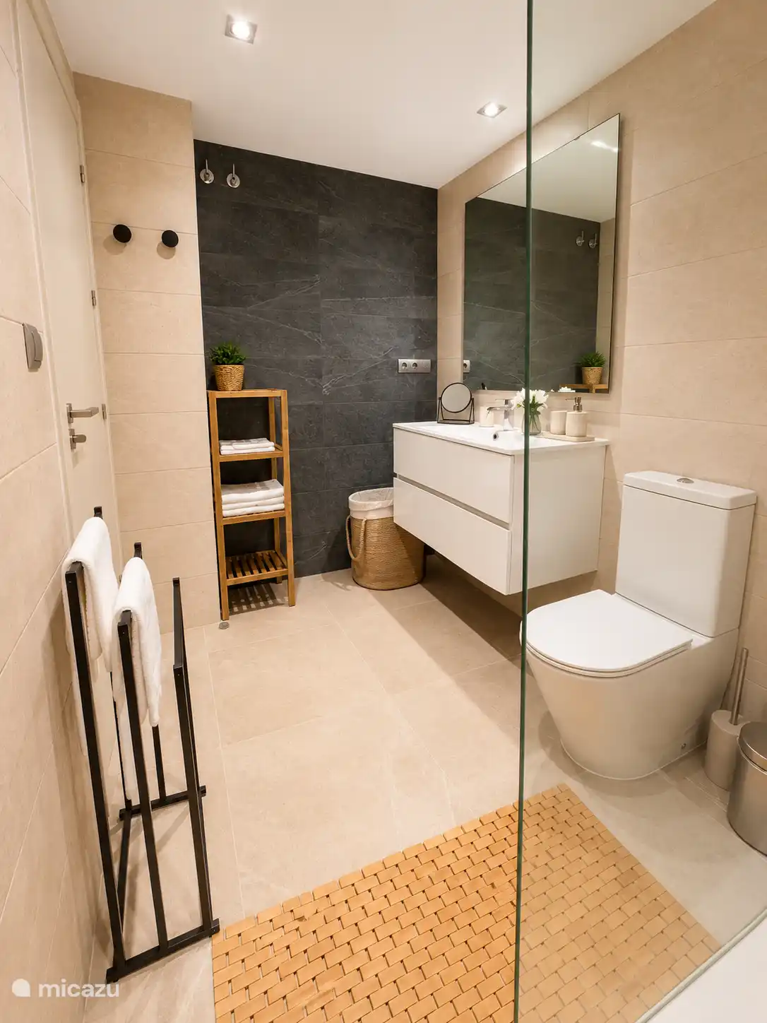 Moderne ensuite badkamer met luxe inloopdouche en stijlvolle afwerking.