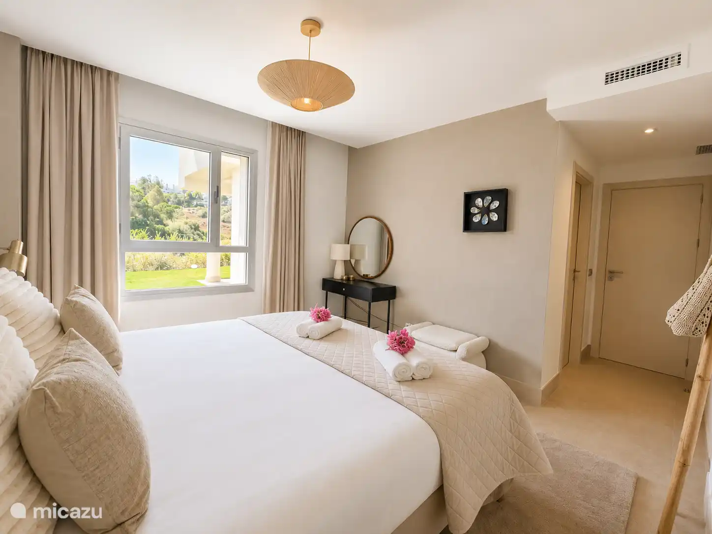 Master bedroom met comfortabel tweepersoonsbed en ensuite badkamer
