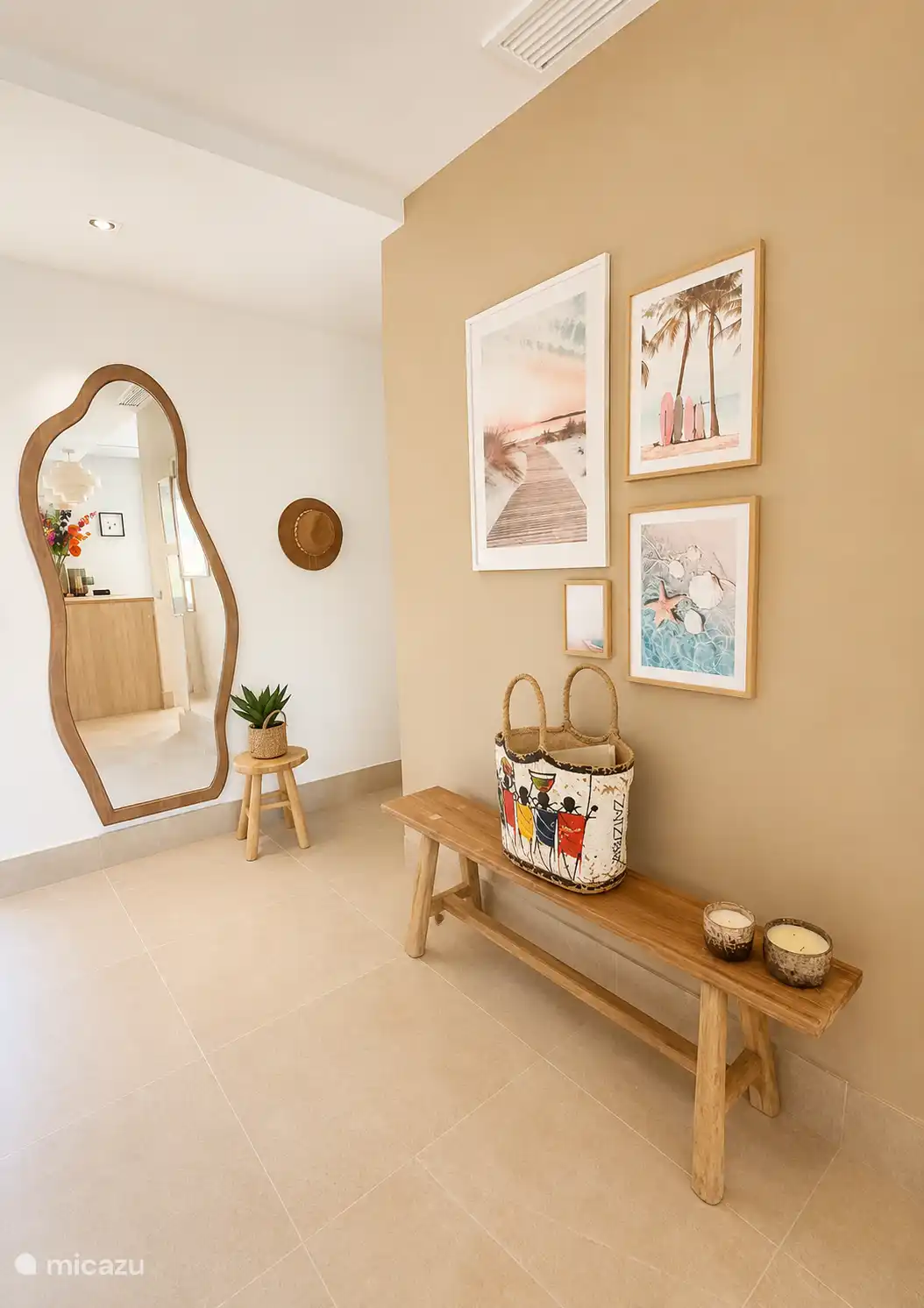 Moderne ontvangsthal met elegante details en een praktische indeling