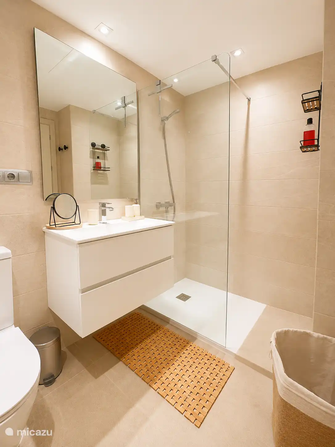 Moderne badkamer met luxe inloopdouche en stijlvolle afwerking.