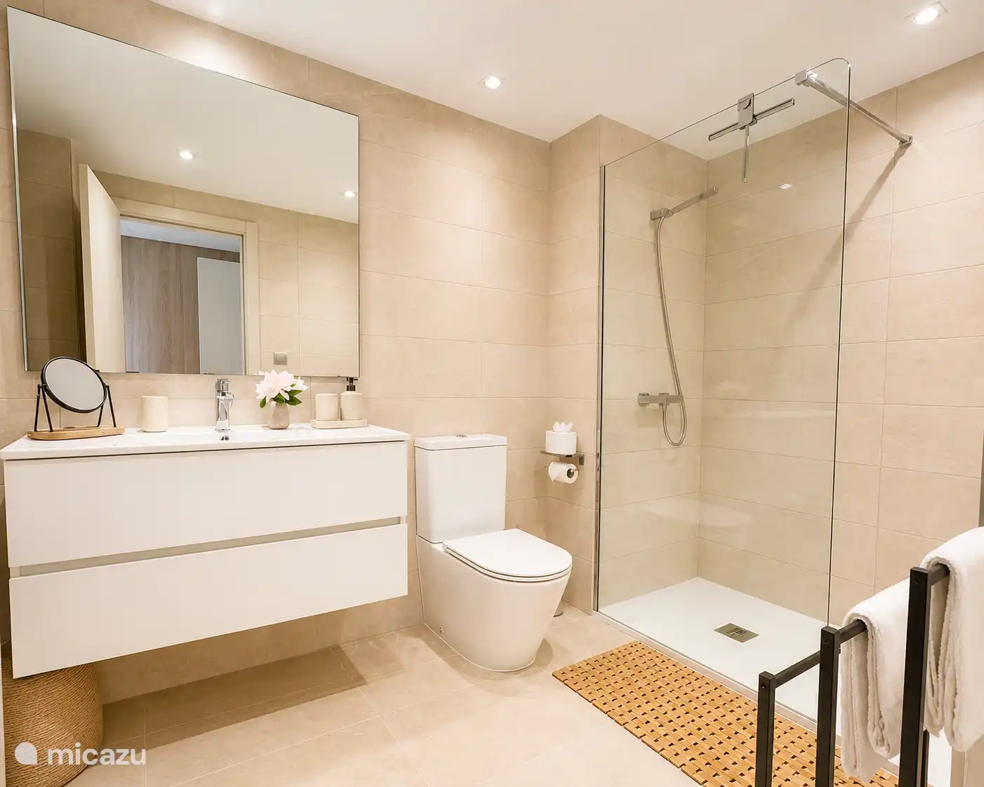 Moderne badkamer met luxe inloopdouche en stijlvolle afwerking.