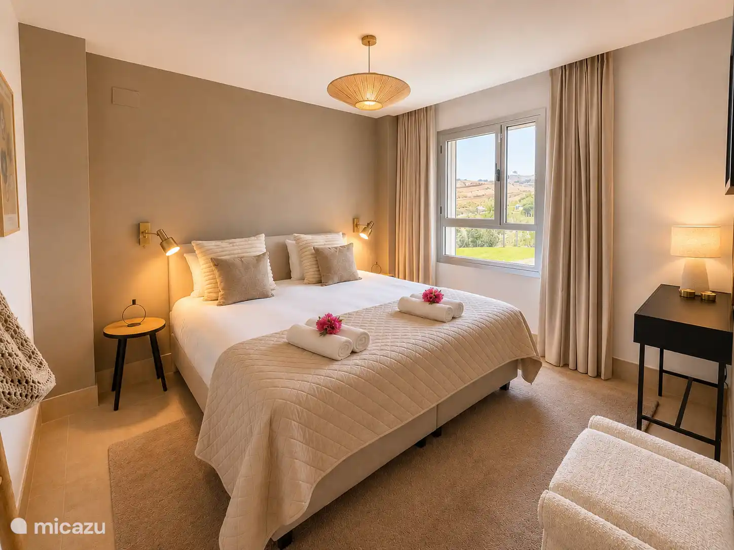 Master bedroom met comfortabel tweepersoonsbed en ensuite badkamer