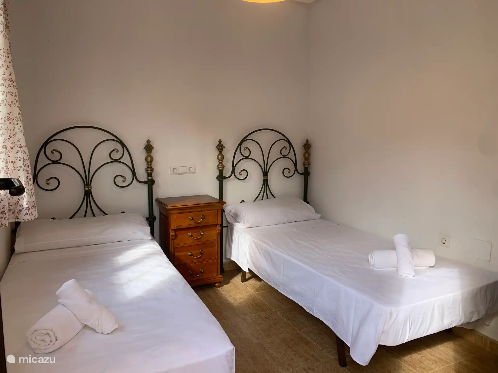 Chambre double au premier étage. Lits simples.
