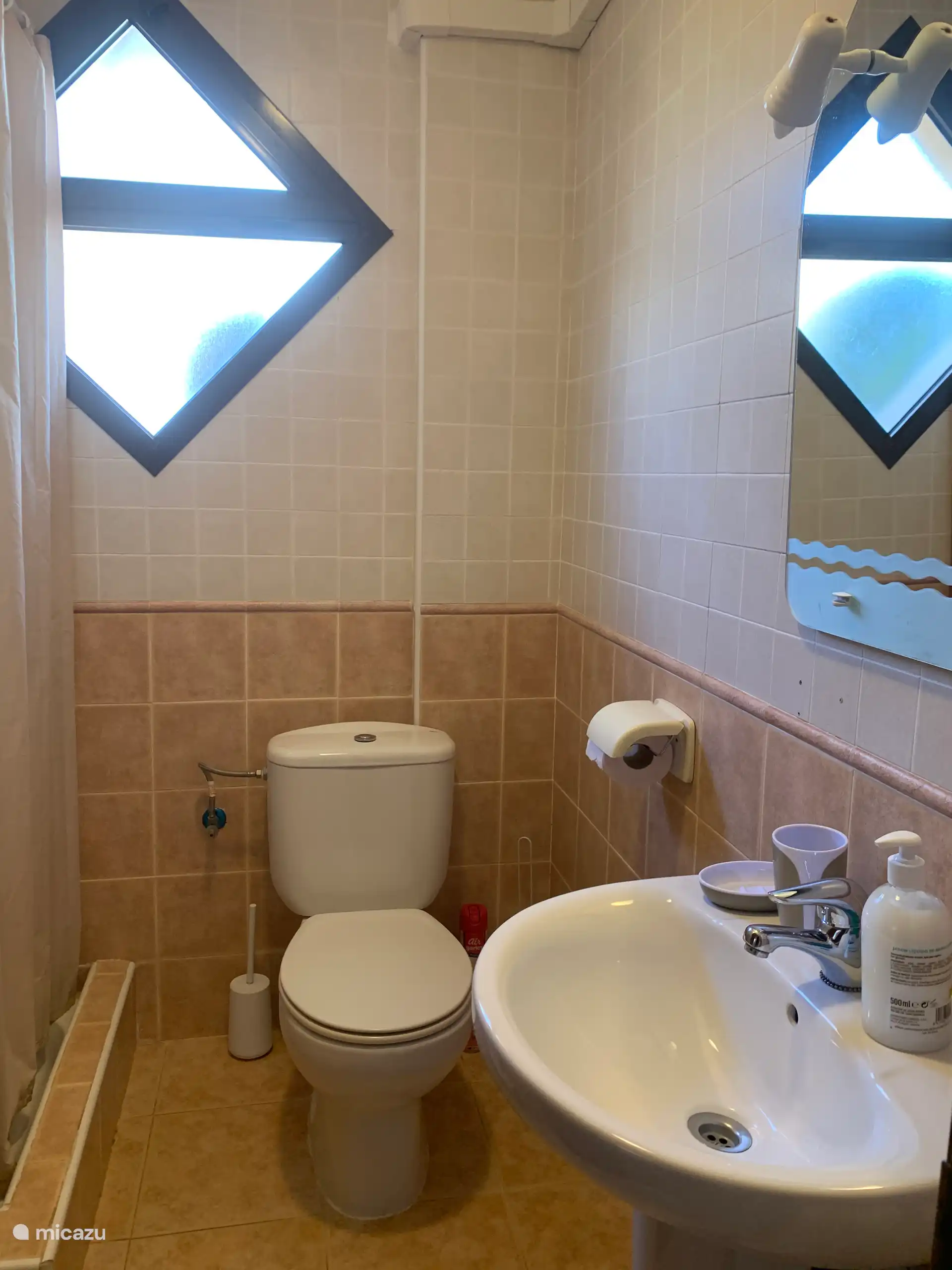 Salle de bain complète. Rez-de-chaussée.