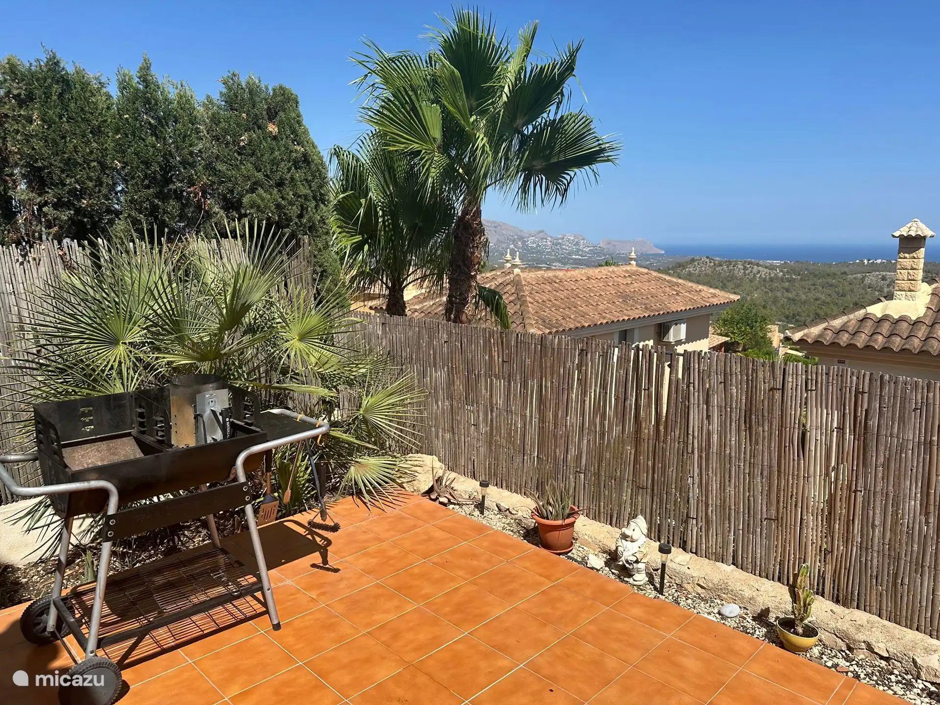 Vue sur la mer depuis le jardin