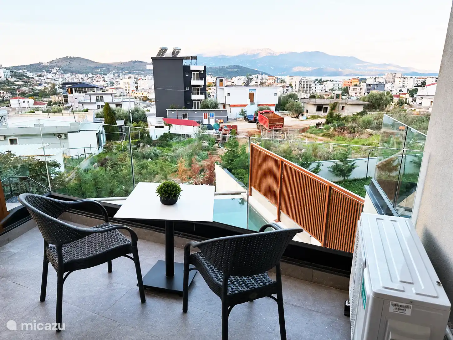 balkon met zwembad en zee zicht