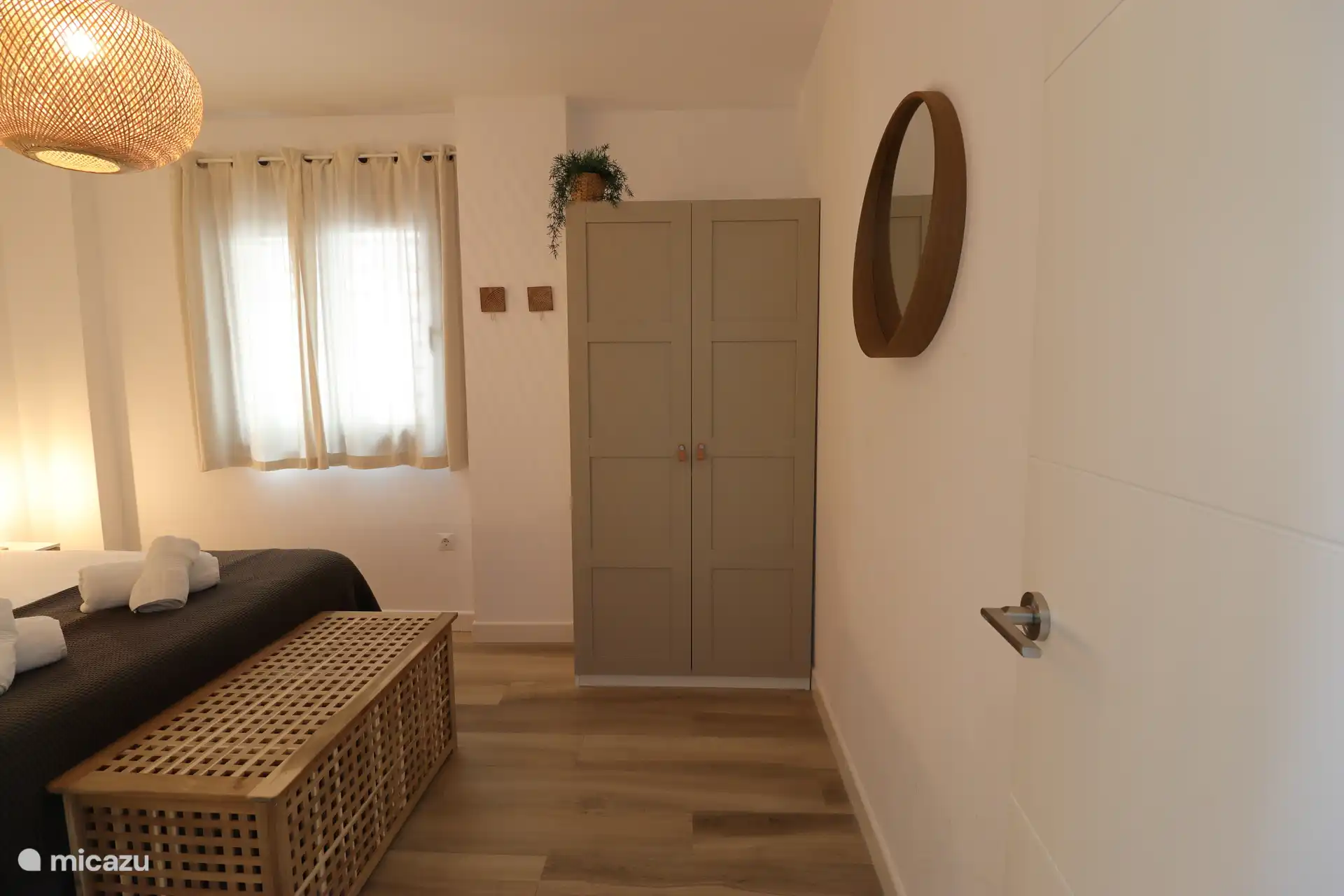 Hoofdslaapkamer met kast