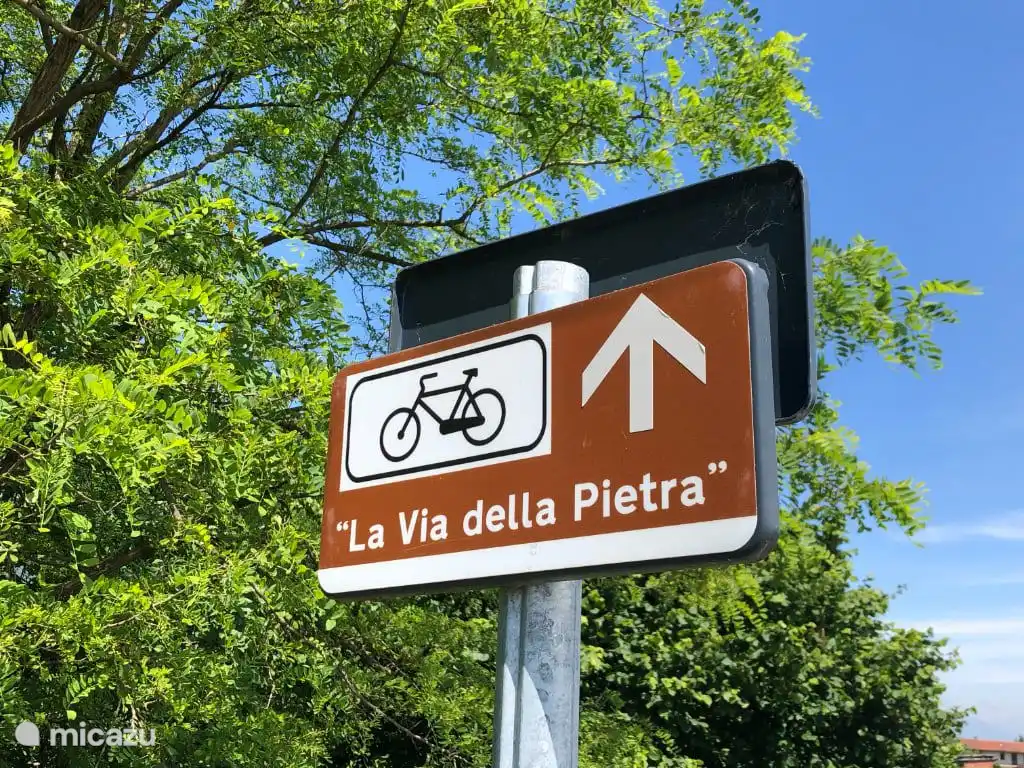 Fietspad het oude spoor bij Barge