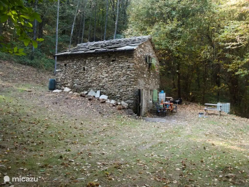Rondom en naast het huis teras