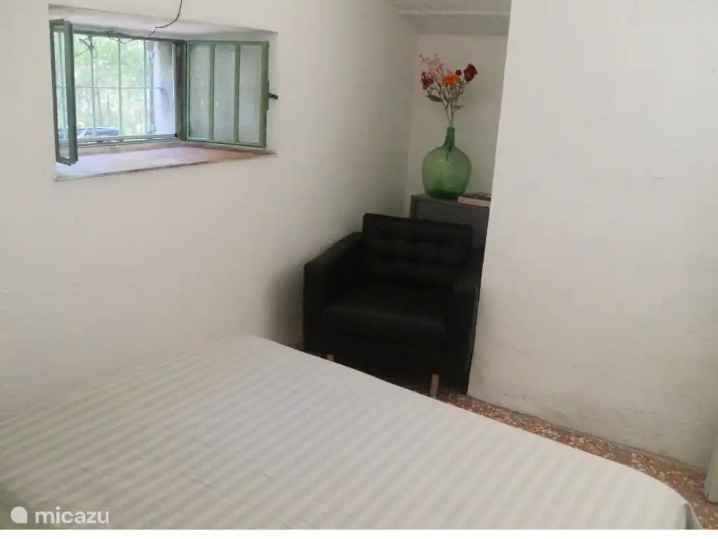 Slaapkamer met een zitje