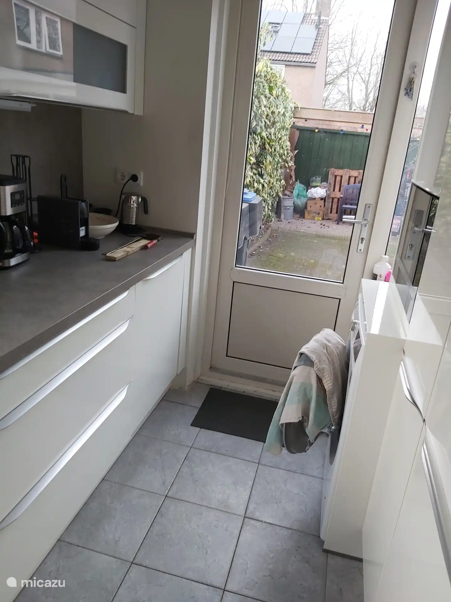 Keuken met deur naar de tuin