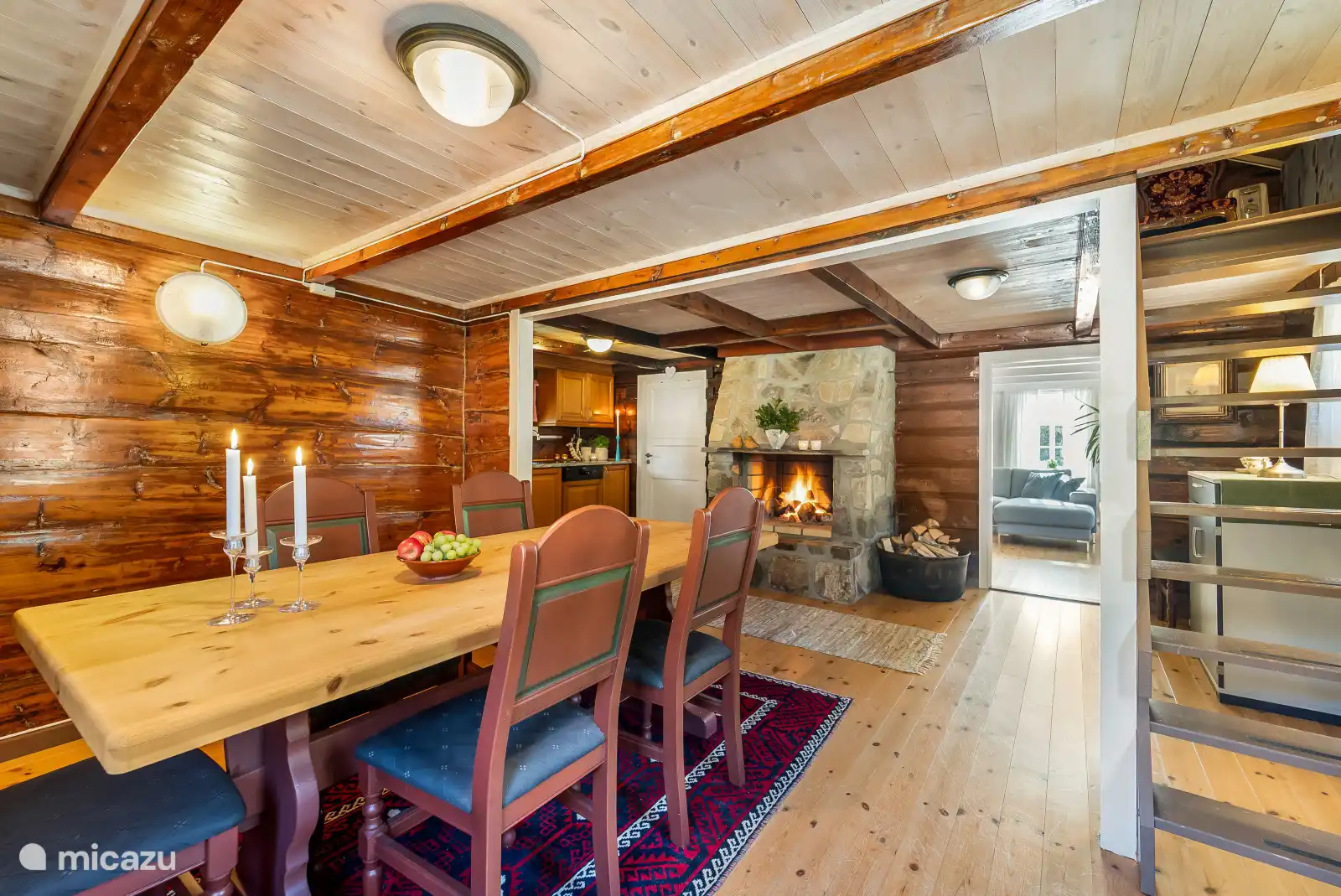 Salle à manger avec cheminée