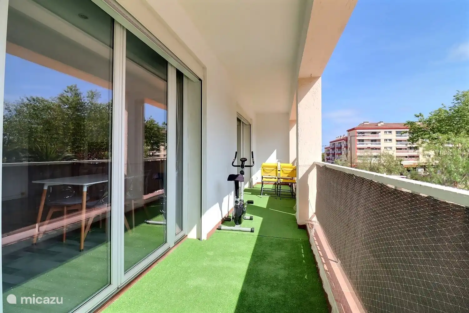 Double terrace facing south overlooking large wooded square. Small sea view on the side.
