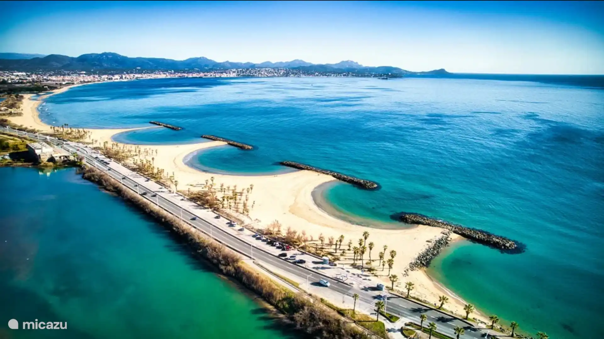 Anses beautiful beaches with palm trees 15 min walk / 5 min drive.