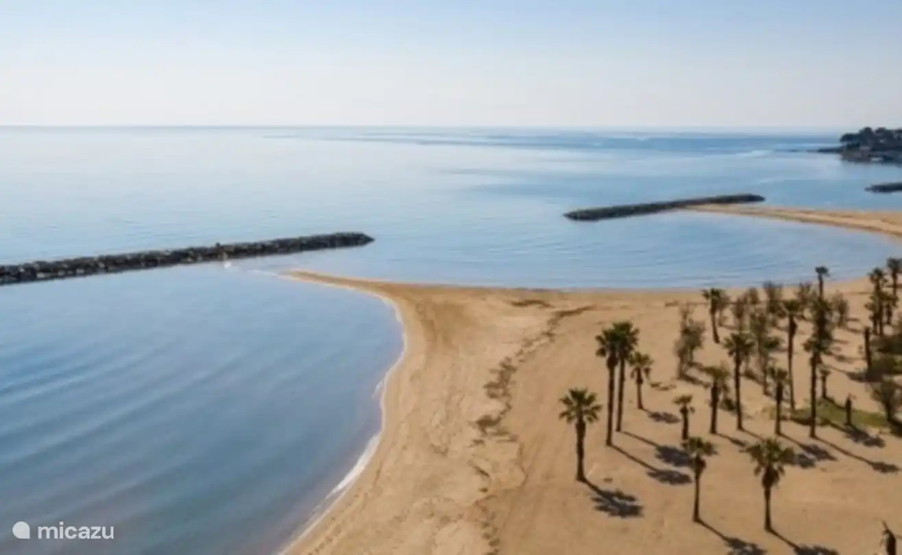 Beaches of St Aygulf with palm trees 15 min walk / 5 min drive.