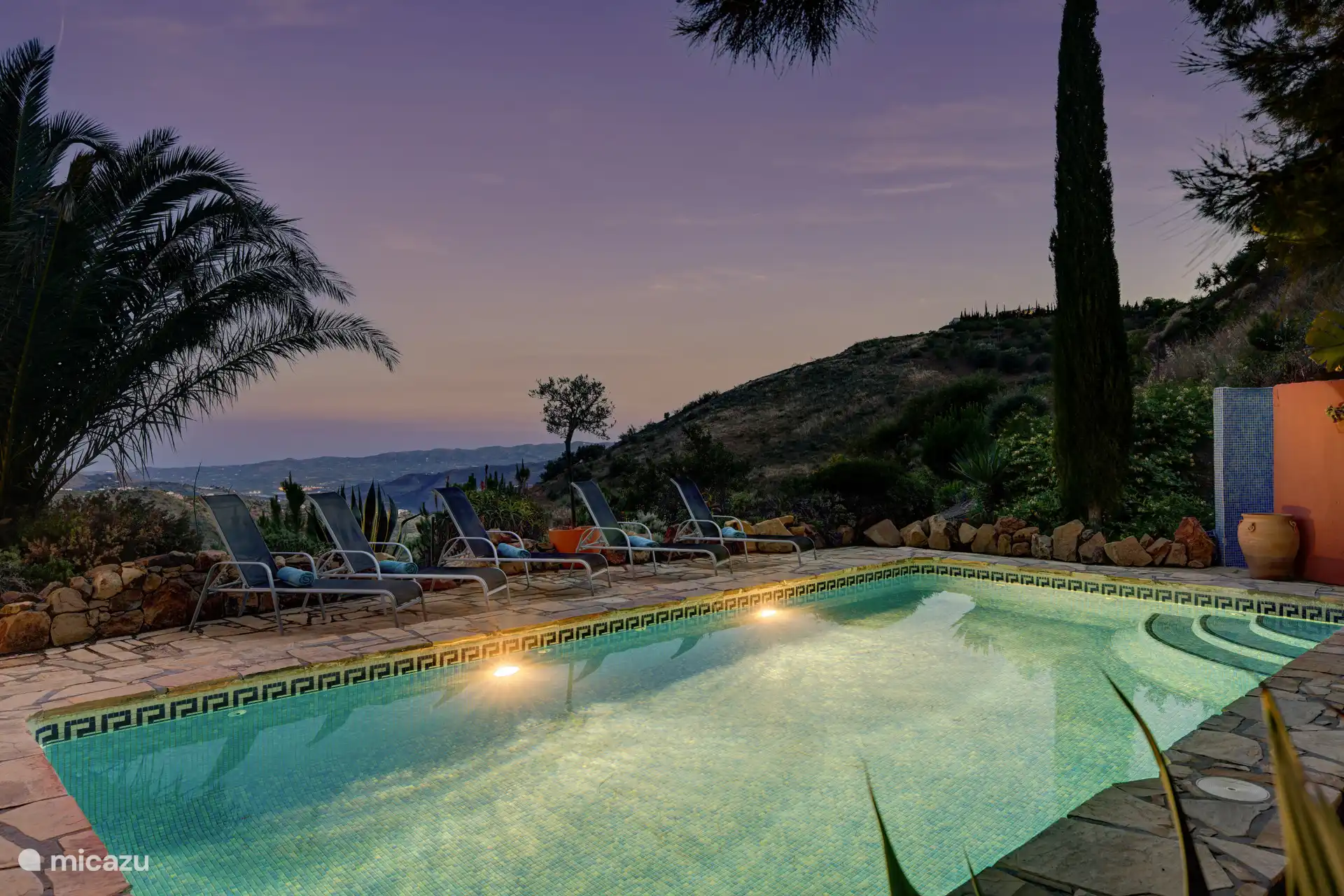 Piscine (chauffée sur demande), surplombant la vallée, la montagne et la mer Méditerranée