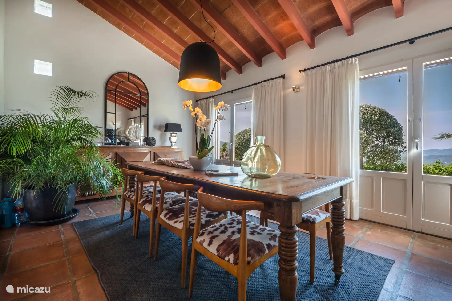 Salle à manger intérieure avec vue sur la Méditerranée