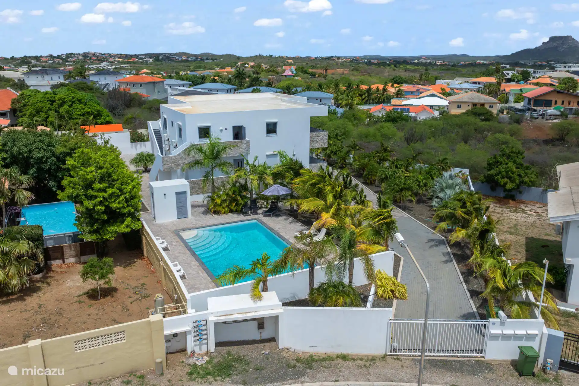 Droneshot van complex, 4 appartementen, praktisch privezwembad, met poort/afstandbediening