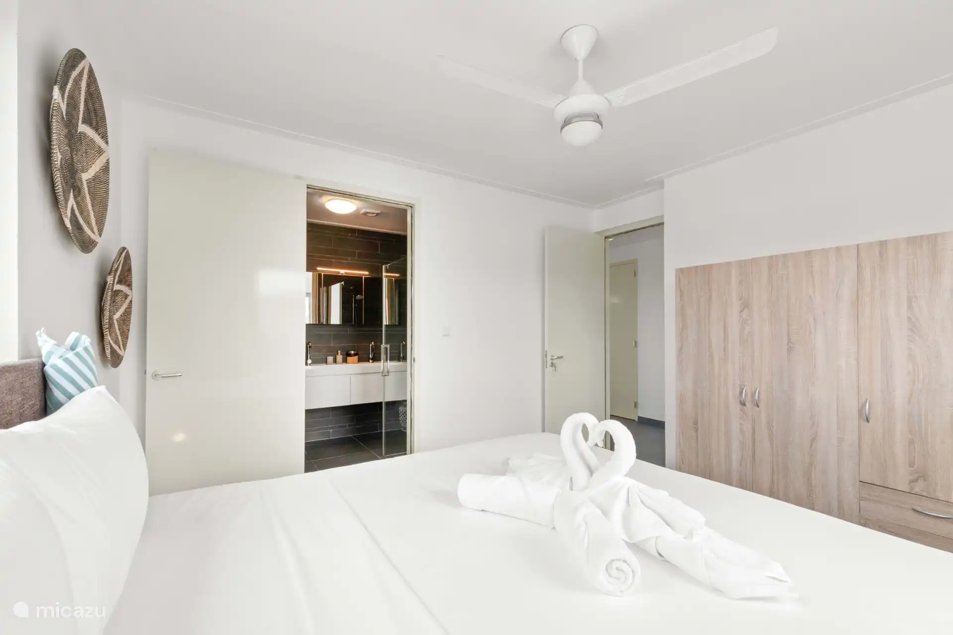 Slaapkmer king size bed + grote kast + badkamer en suite
