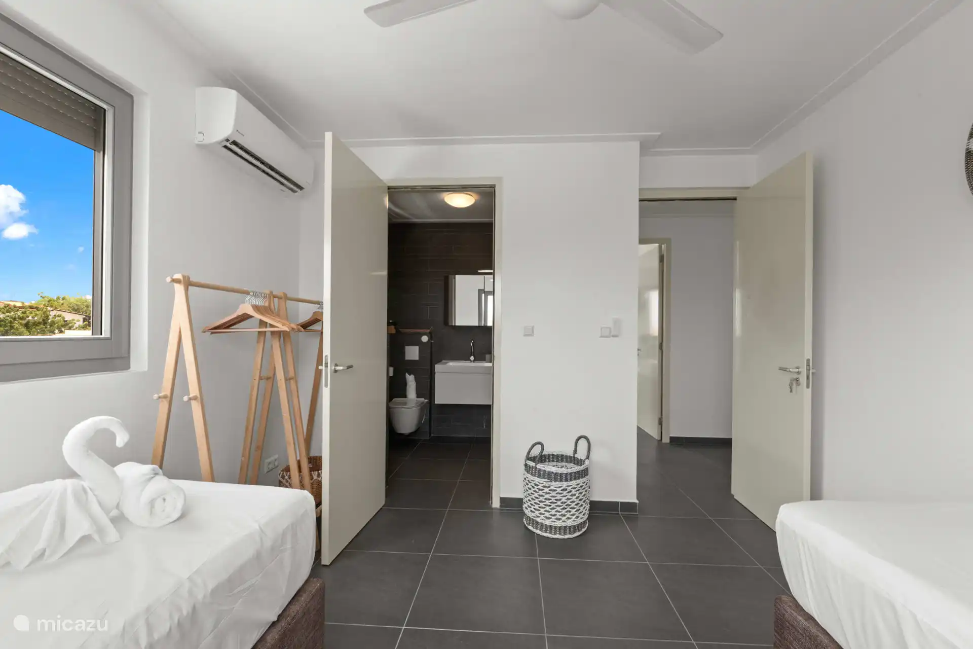 Slaapkamer 2 met en suite badkamer