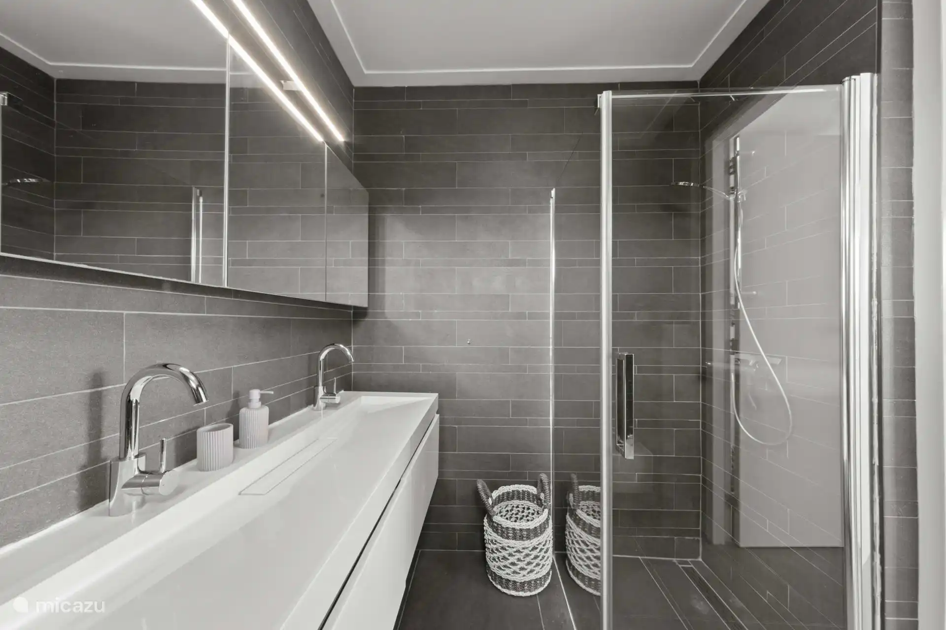 Badkamer twee wastafels en douche
