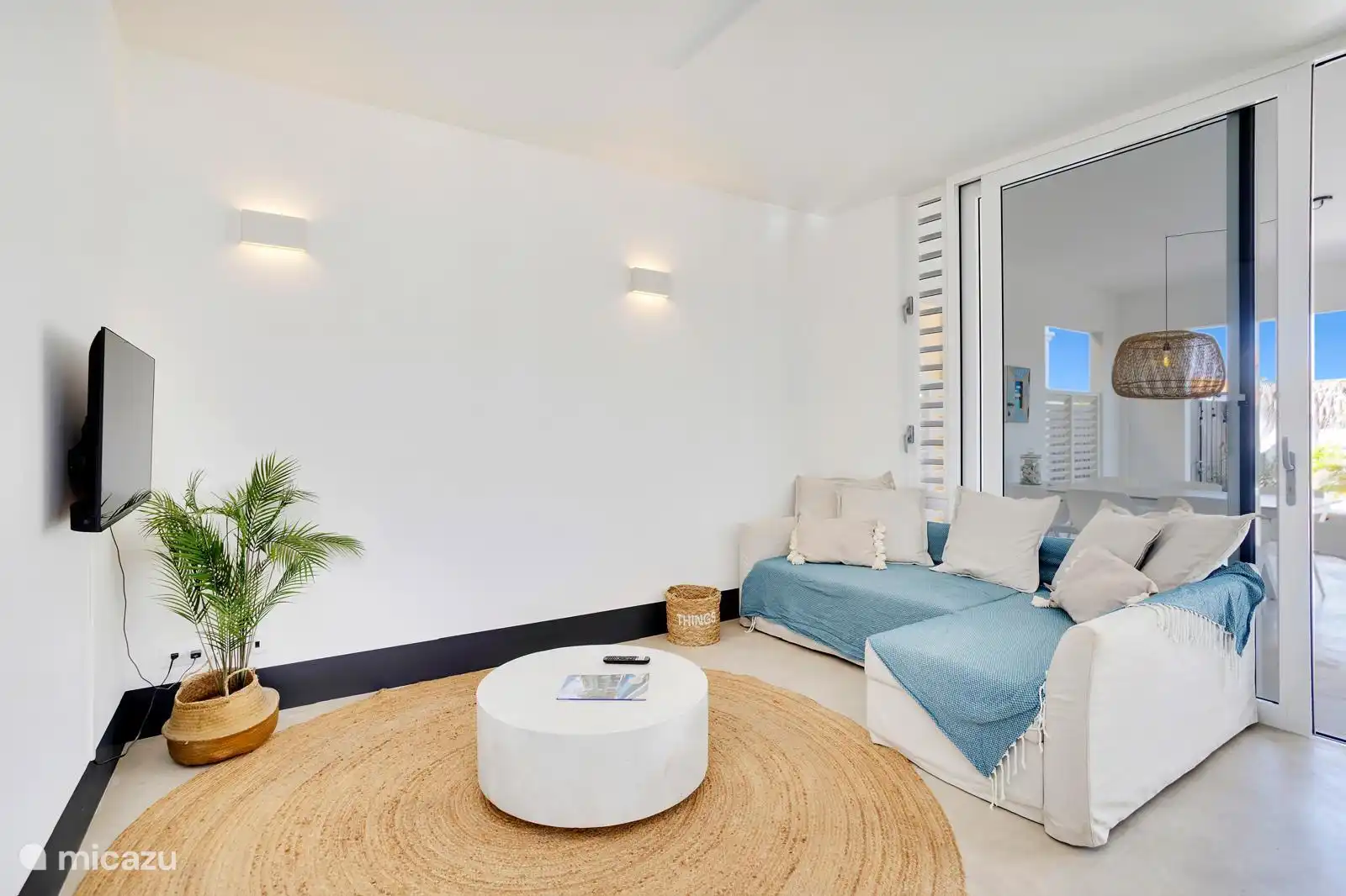 Salon avec smart TV et canapé spacieux