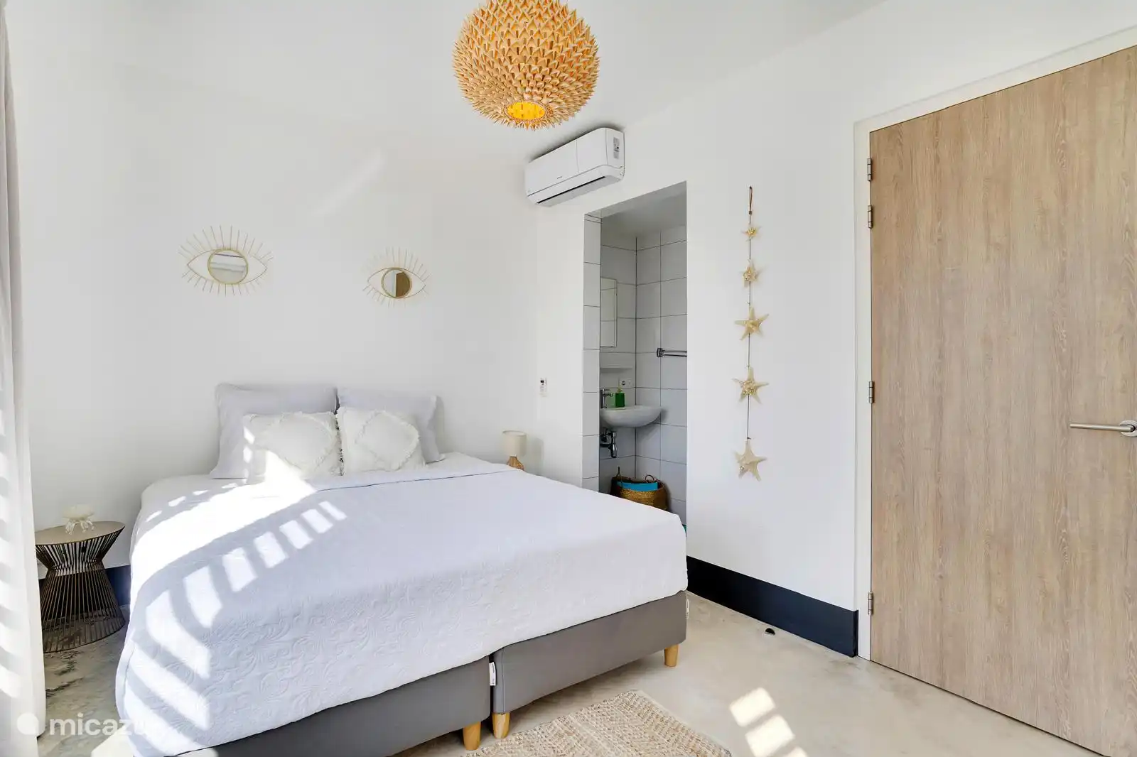 Chambre 1 avec douche et lavabo attenants