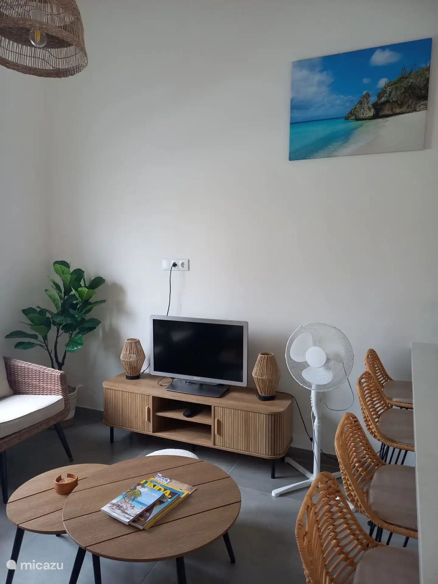 Woonkamer met tv , verplaatsbare ventilator die je ook eventueel op het terras kan zetten.