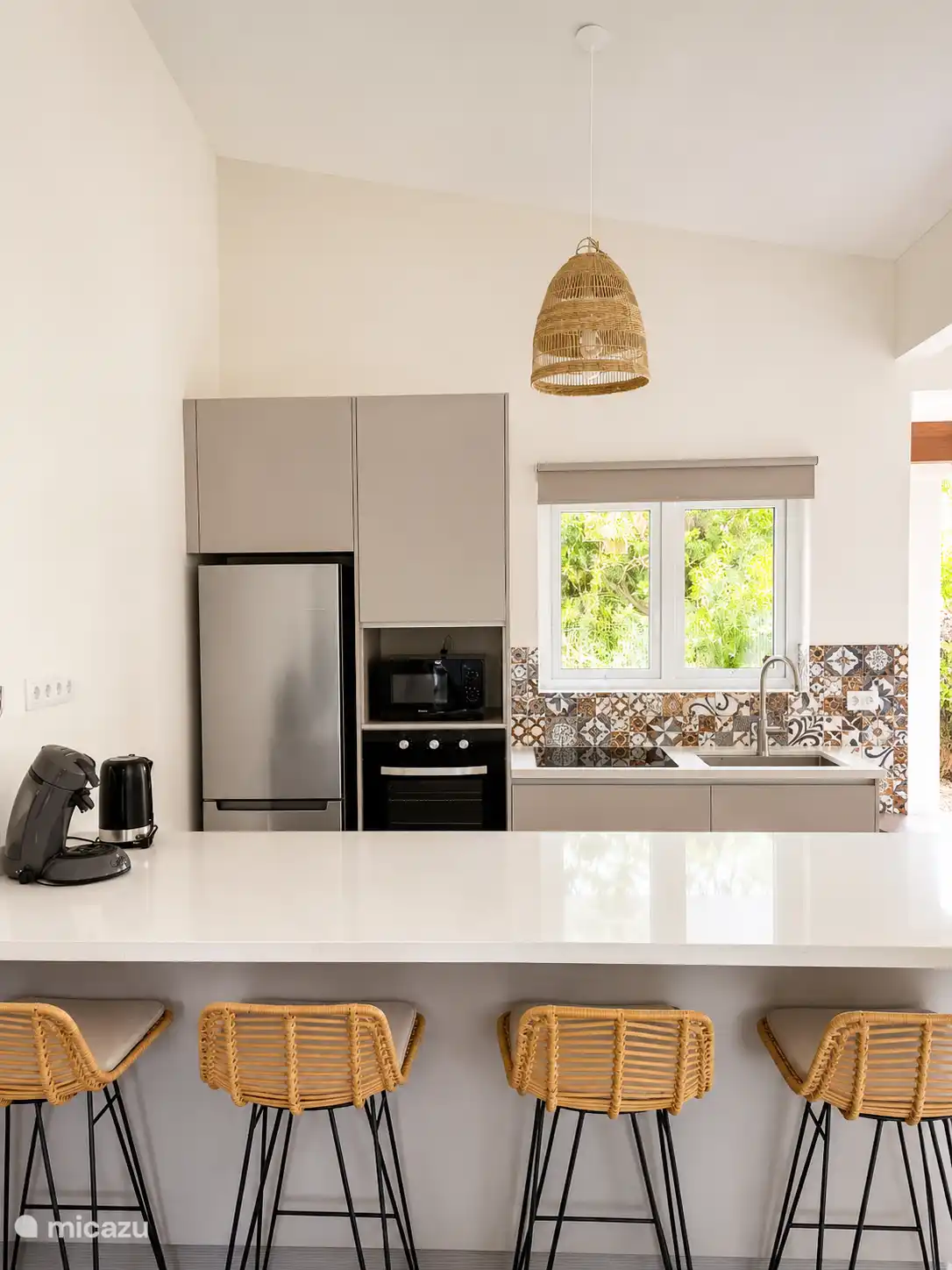 Kitchen with breakfast bar