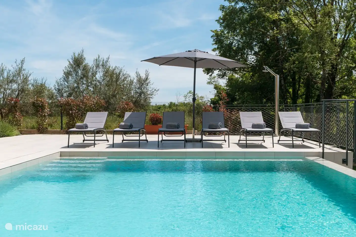 Chaises longues + parasol